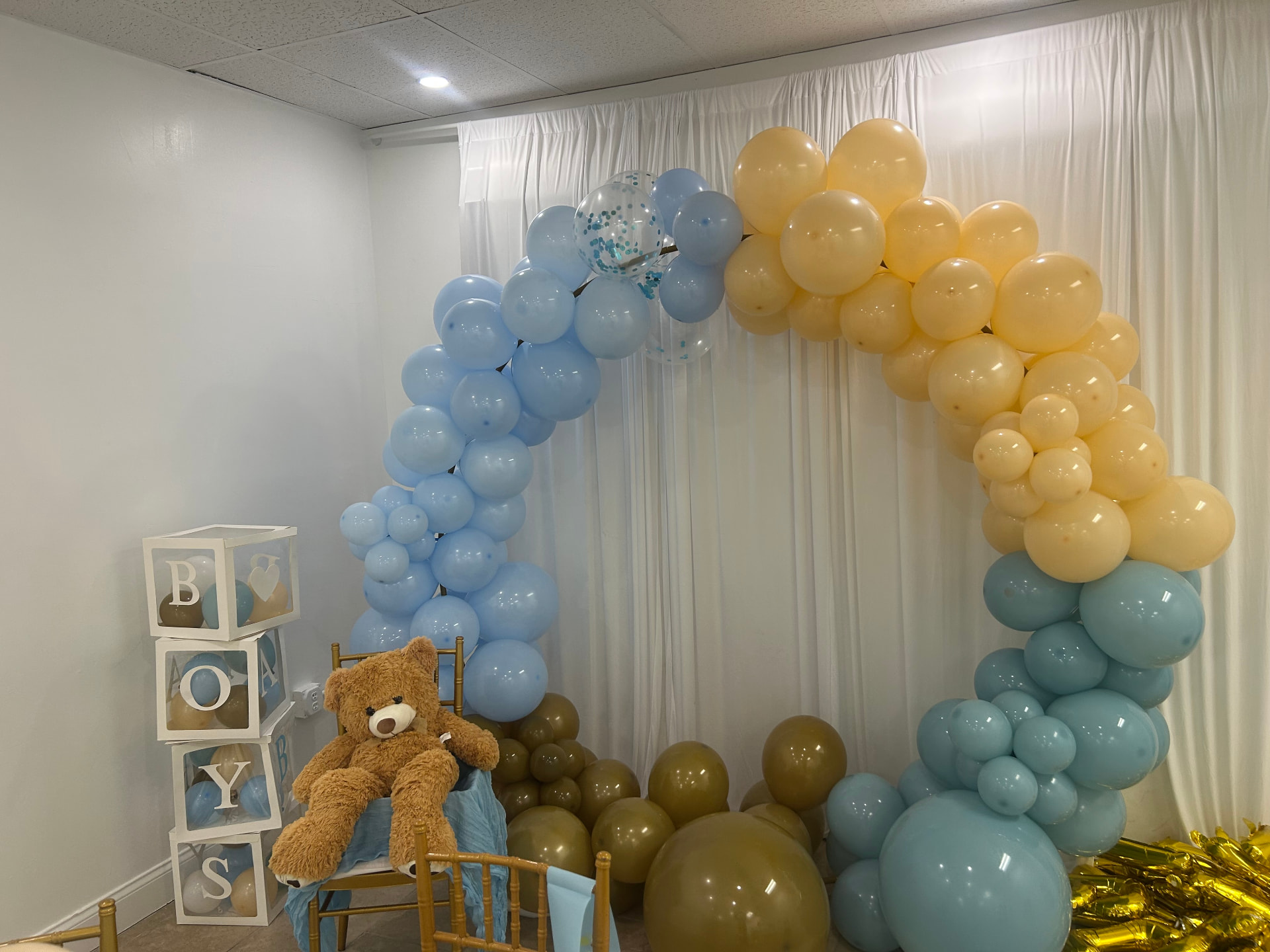 Full baby blue and gold balloon installation